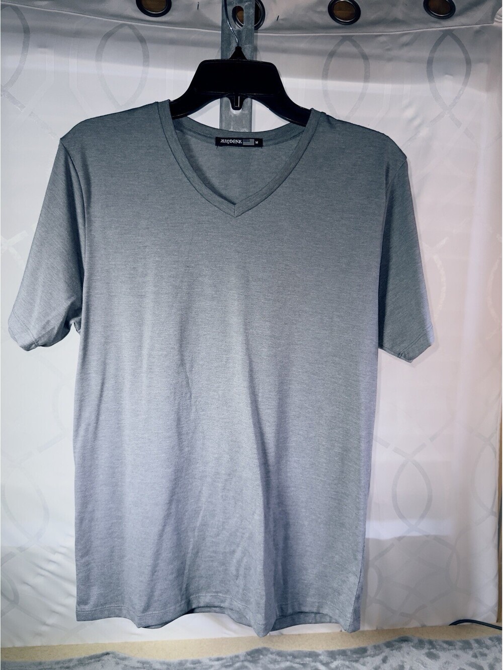 Men’s V Neck T Shirt Size M Gray